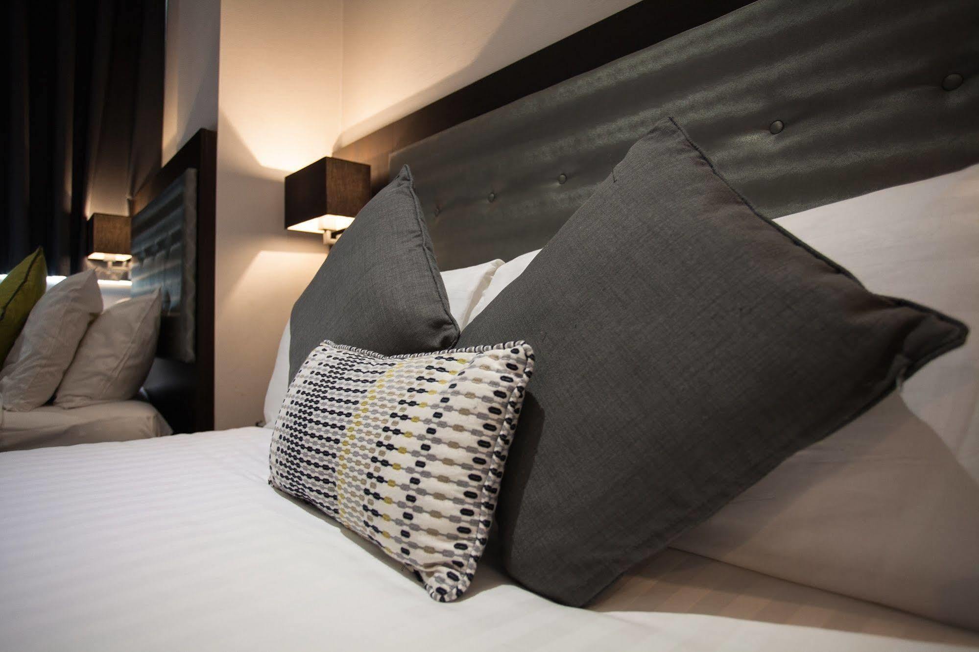The W14 Kensington Hotel London Bagian luar foto